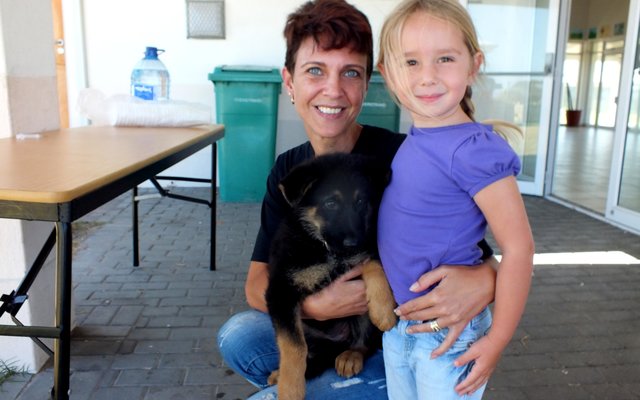 ‘n Trotse Selah Huyser (3) met haar “gemicrochip” hondjie, Sassi-Kita saam met Adri Nel van For Pets Sake Doggy Parlour